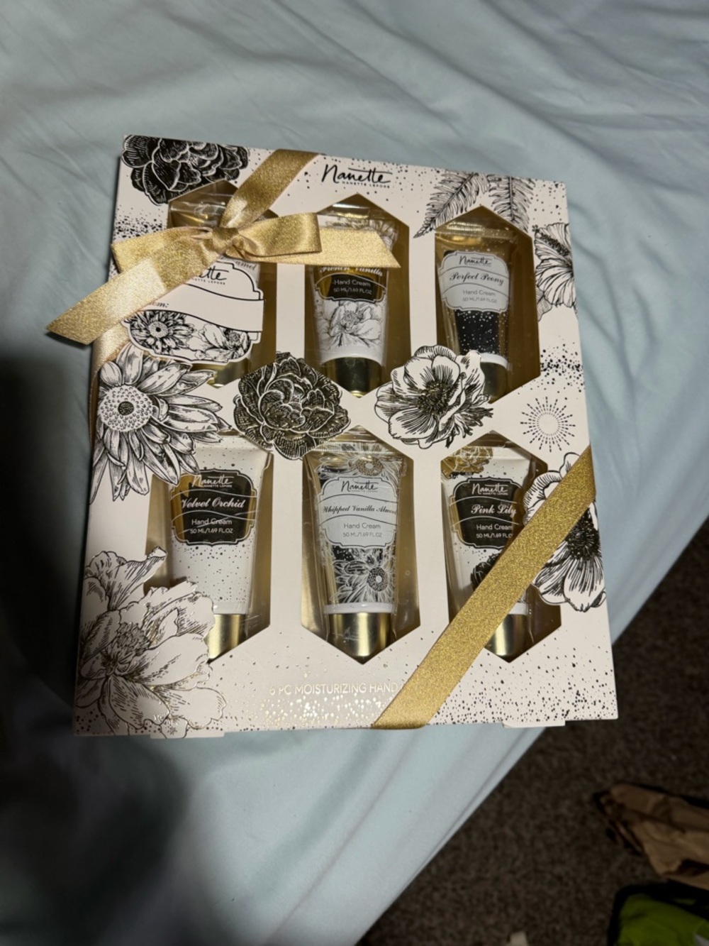 🌧️Nanette Lepore White & Gold Moisturizing Hand Cream Gift Set